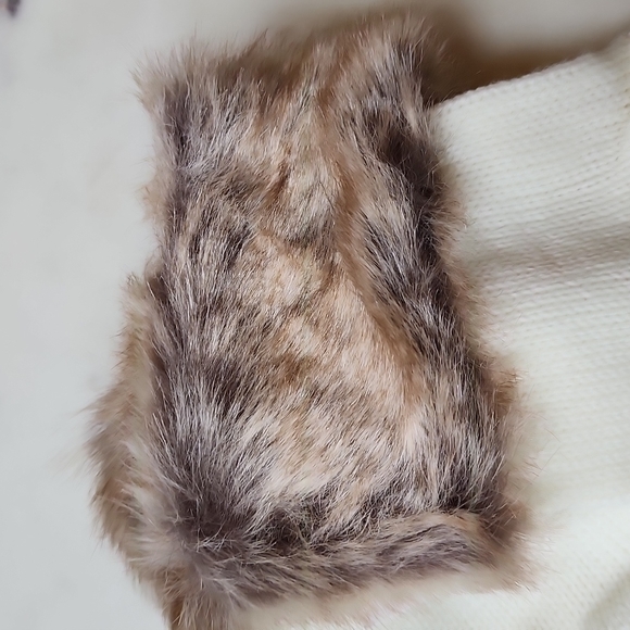 NWT Ivory colored sweater gloves with faux fur cuffs. One size fits most - Picture 3 of 7